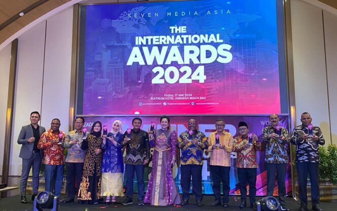
Kholid Ismail Raih 2 Penghargaan The International Award 2024
