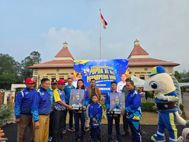 
Ketua DPRD Kota Tangerang, Gatot Wibowo bersama Pj Walikota Tangerang, Nurdin saat hitung mundur pelaksanaan POPDA Banten 2024 di Taman Elaktrik Kota Tangerang. 