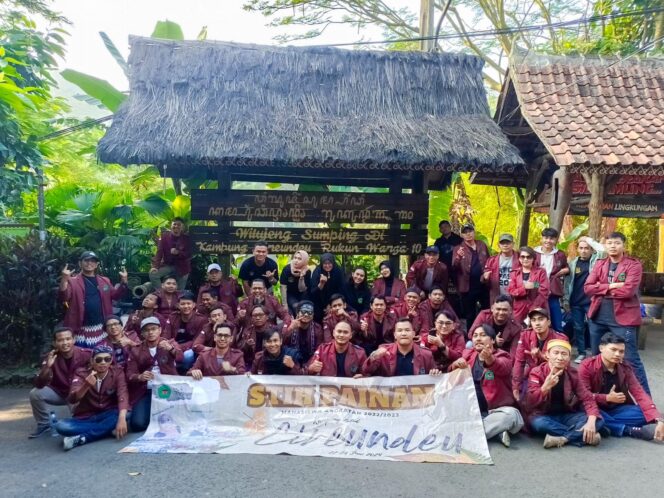 
Dosen dan Mahasiswa STIH PAINAN Lakukan Penelitian Ilmiah di Kampung Adat Cirendeu