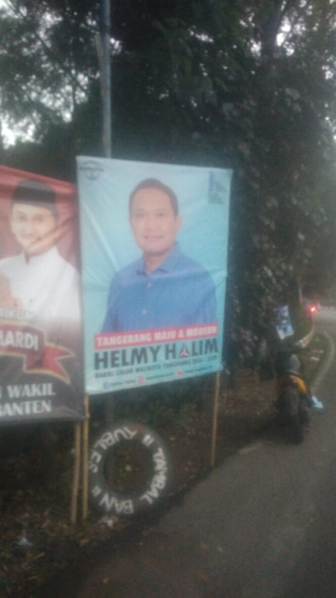 
APK Bakal Calon Walikota Tangerang, Helmy Halim dijalan-jalan di Kota Tangerang.