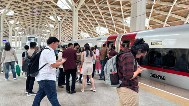 
Kereta “Whoosh” Alami Lonjakan Penumpang