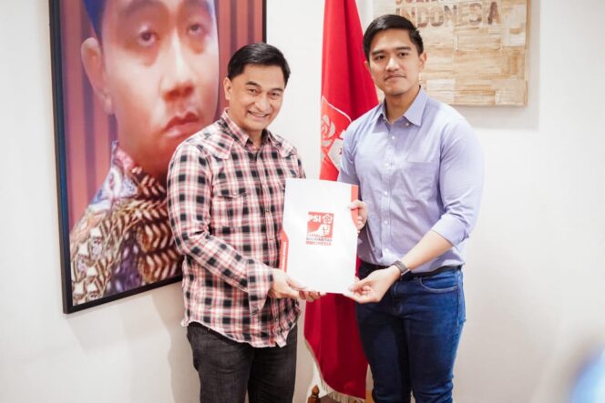 
Bakal calon gubernur Banten , Mr. DIM atau Dimyati Natakusumah saat menerima surat tugas dari Ketum PSI Kaesang Pangarep.