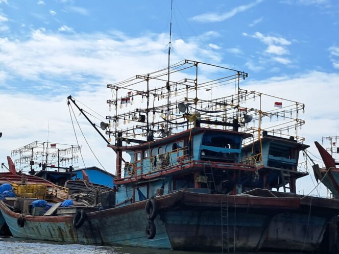 
Kapal Pukat Trawl dan Pukat Teri Lingkung Meresahkan Nelayan Kecil di Medan Belawan