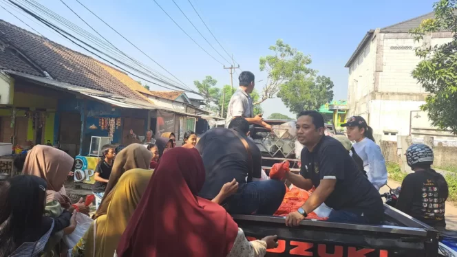 
Arief Borong Beras Petani untuk Warga Pakuhaji