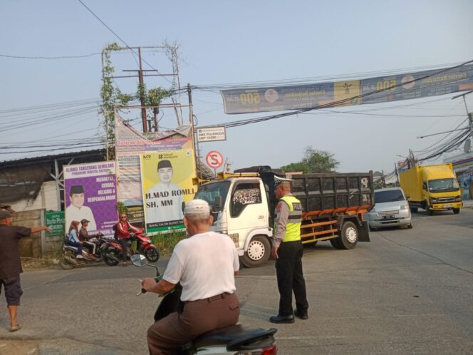 
Polsek Pasar Kemis Laksanakan Gatur Lalin Sore Hari