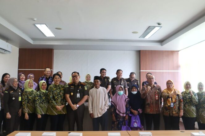 
Kejari dan RSUD Pakuhaji Operasi Mata Katarak Gratis