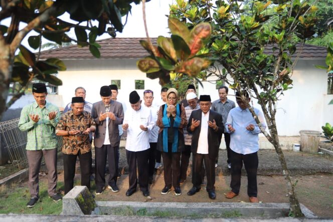 
Bacagub Airin Ziarah ke Pendiri Matla’ul Anwar