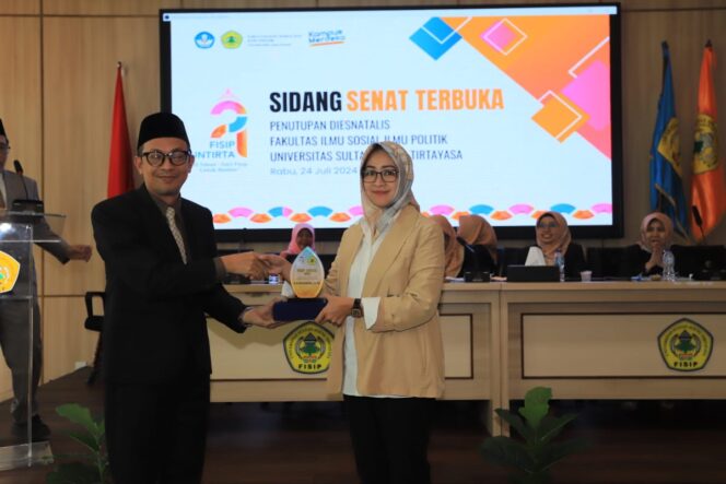 
Airin Raih Penghargaan Kepala Daerah Perempuan Terbaik