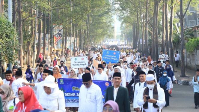 
Ribuan Masyarakat Ikuti Jalan Sarungan 2024