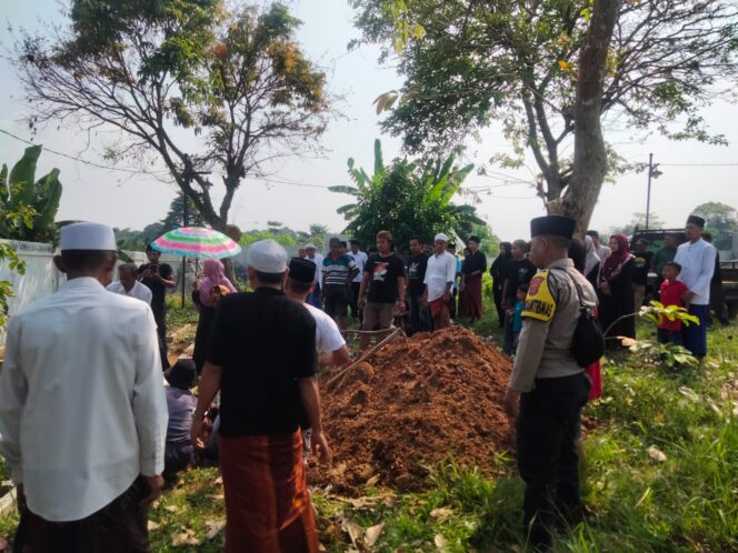 
Wujud Kepedulian, Bhabinkamtibmas Kelurahan Mekarbakti Melayat Kerumah Warga Binaan yang Meninggal Dunia