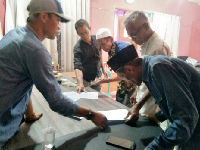 
Warga saat menyerahkan dokumen lahan, Petani Serahkan Lahan Untuk Puspem Cilangkahan