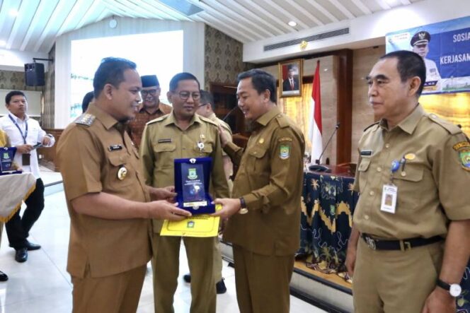 
Pj Walikota Serahkan 83 SK Pensiun