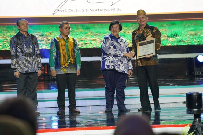 
Benyamin Raih Penghargaan dari KLHK, Dukung Gerakan Sekolah Adiwiyata di Tangsel