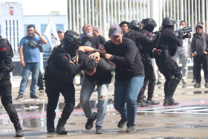 
Polres Bogor Lakukan Simulasi Pengamanan Pilkada