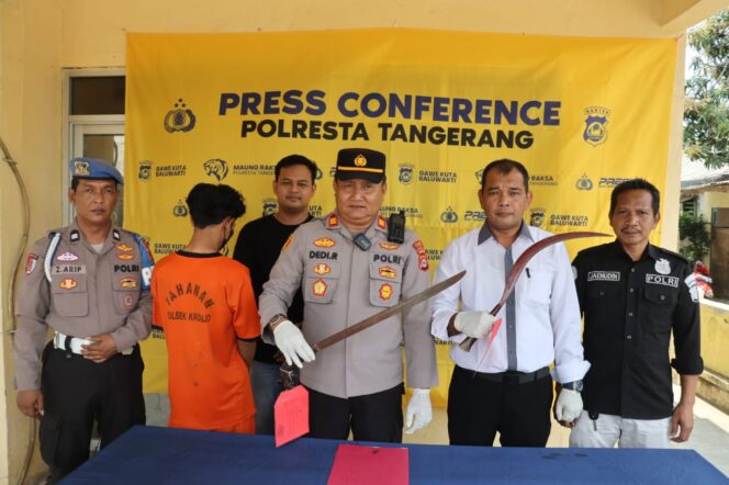 
Geber Kenalpot Motor Ditegur Malah Menyabet Warga Pakai Celurit, Pemuda Asal Gunung Kaler Berakhir Dijeruji Besi