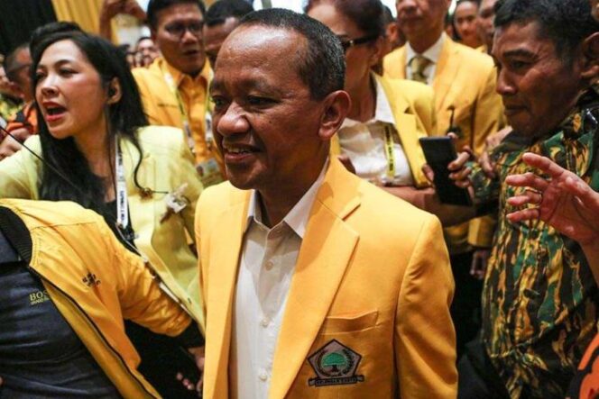 
Calon Ketua Umum Partai Golkar Bahlil Lahadalia (tengah) berjalan menuju ruangan saat menghadiri Munas XI Partai Golkar di Jakarta Convention Center (JCC), Jakarta, Selasa (20/8/2024). Partai Golkar menggelar Rapimnas dan Munas XI tahun 2024 pada 20-21 Agustus 2024 dengan agenda laporan pertanggungjawaban DPP Partai Golkar, pandangan umum peserta Munas Partai Golkar, pemilihan dan penetapan Ketua Umum DPP Partai Golkar periode 2024-2029. ANTARA FOTO/Asprilla Dwi Adha/rwa.