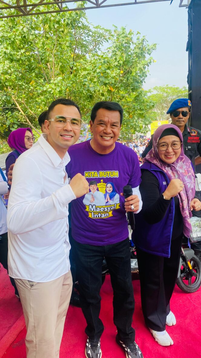 
Didampingi Rafi Ahmad, Puluhan Ribu Masyarakat Ikut Jalan Sehat Madani