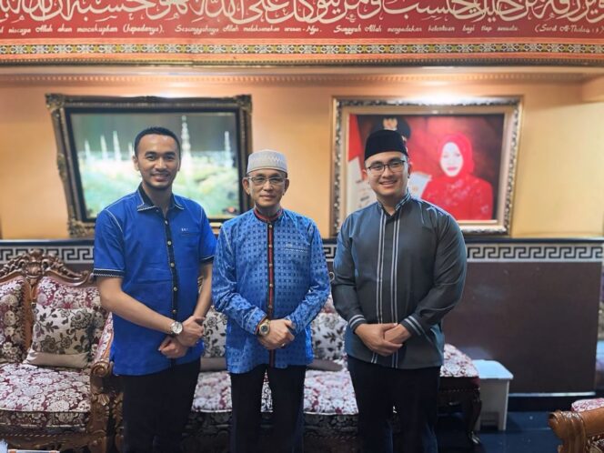 
Kunjungi Mantan Bupati Taufik Nuriman, Andika Hazrumy: Beliau Mendoakan & Mendukung