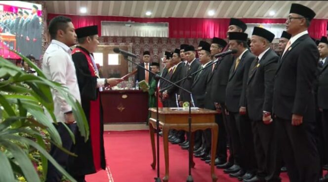 
Sebanyak 50 Anggota DPRD Kota Tangerang 2024-2029 diambil sumpah jabatan