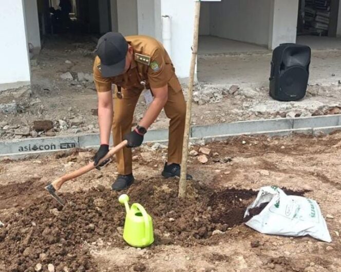 
Camat Tangerang Tanam Pohon di Pasar Anyar