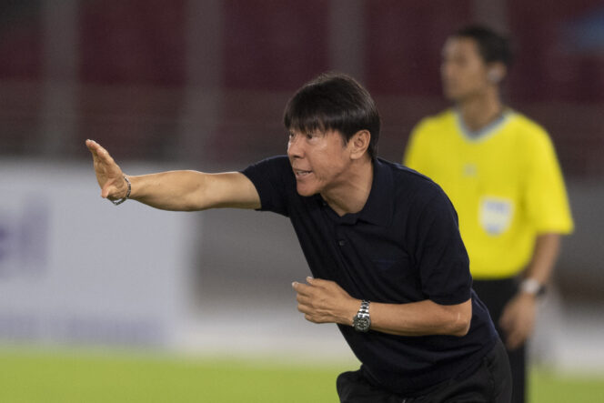 
Pelatih Timnas U-20 Indonesia Shin Tae-yong memberi arahan kepada pemain saat bertanding melawan timnas U-20 Guatemala pada laga uji coba di Stadion Utama Gelora Bung Karno (SUGBK), Senayan, Jakarta, Selasa (21/2/2023). Timnas U-20 Indonesia kalah 0-1 dari Guatemala. ANTARA FOTO/Wahyu Putro A/nym.