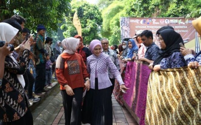 
Pemkot Bogor Bentang Kain Batik Sepanjang 4 Km