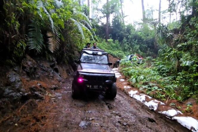 
Uji Nyali di Jalur Off Road Tatamba Guci Jeep Adventure