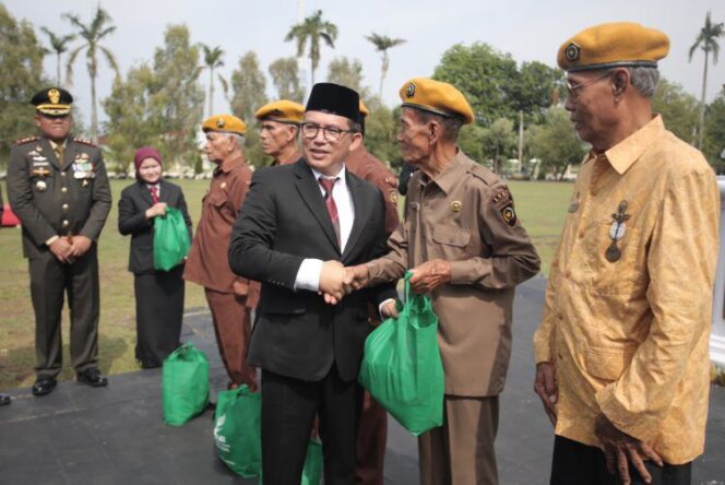 
Semangat Kepahlawanan Melawan Kemiskinan dan Kebodohan