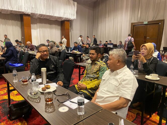 
Capaian 8 Indikator Kinerja, UNIS Terima Penghargaan PTS Terbaik