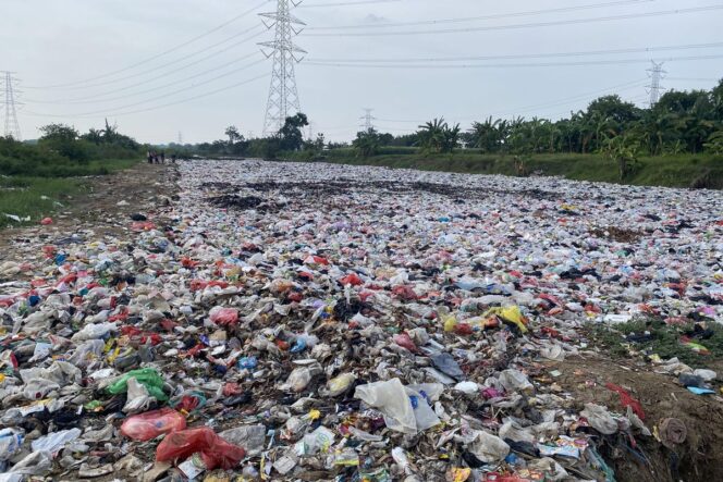 
DLH Bekasi Diminta Angkuti Sampah Liar
