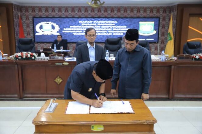 
Pj Wali kota Tangerang, Nurdin bersama Ketua DPRD Kota Tangerang, Rusdi Alam dan Wakil Ketua II, Arief Wibowo melakukan penandatangan pengesahan APBD tahun anggaran 2025, dalam rapat paripurna, Kamis (28/11).