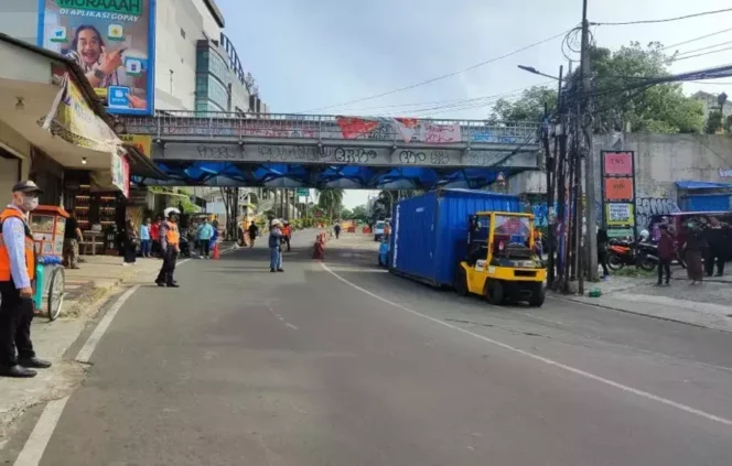 
Polresta Bogor Evakuasi Kontainer Tabrak Jembatan Kereta