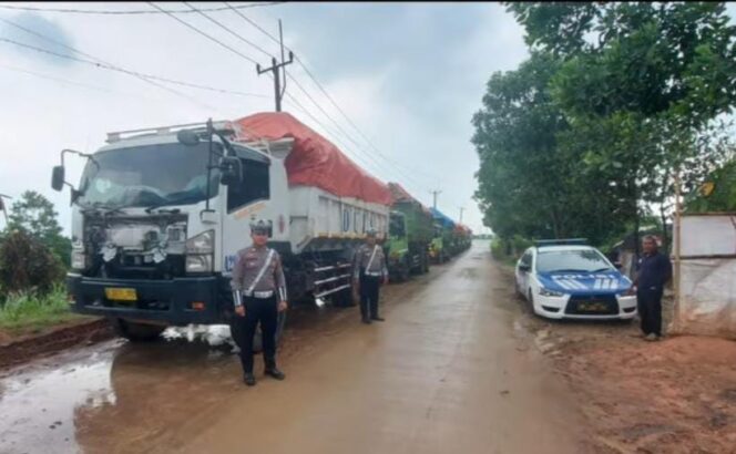 
Truk Galian Tanah Dilarang Melintas