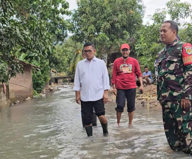 
Andra Soni Tinjau Pendangkalan Sungai Imbas Banjir di Padarincang