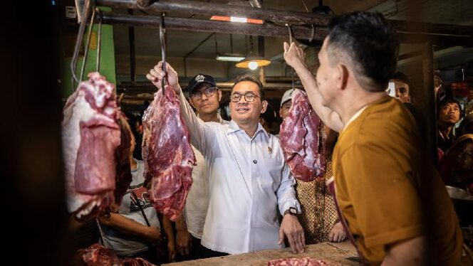 
Mendag Tinjau Bahan Pokok di Pasar Senen