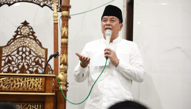 
Bupati Maesyal Sholat Tarawih Bareng Masyarakat
