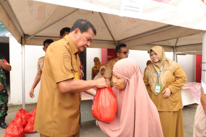 
Bupati Tinjau GPM Bazar Sembako Murah Tigaraksa