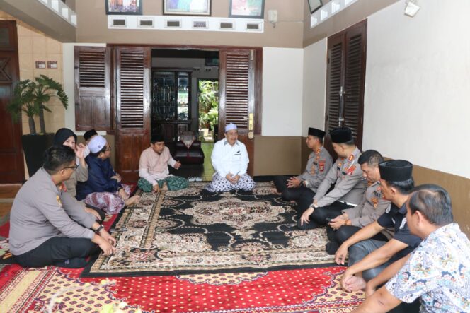 
Kapolres Silaturahmi ke Ponpes Al Hasaniyah