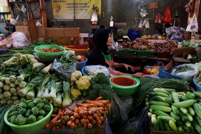 
Pedagang menunggu pembeli di sebuah pasar tradisional di Jakarta, Senin (4/5/2020).  Kepala Badan Pusat Statistik (BPS) Suhariyanto menyebutkan pergerakan inflasi Bulan April yang sebesar 0,08% dinilai tak biasa. pergerakan inflasi yang lambat ini turut dipengaruhi rendahnya konsumsi masyarakat di tengah pandemi viru Corona saat ini. SP/Joanito De Saojoao.