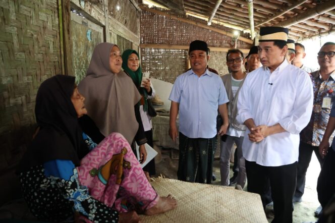 
Penuh Haru, Wagub Banten Berikan Bantuan RTLH ke Warga Perbatasan