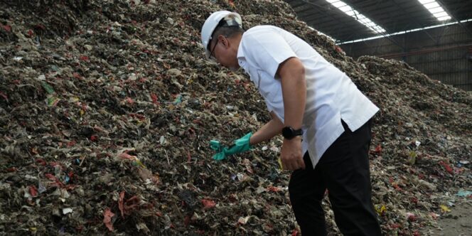 
Zulhas Kaget Melihat Timbunan Sampah Setara Gedung 20 Lantai