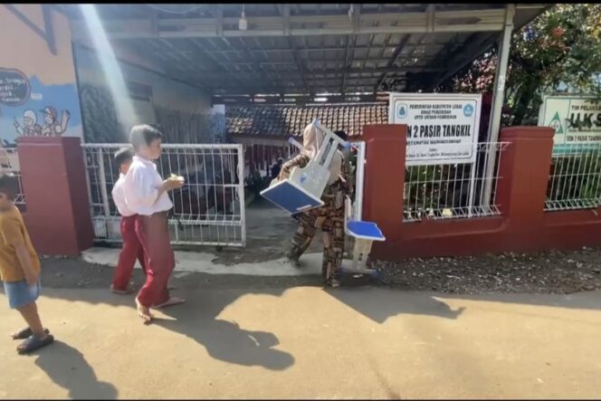 
Anaknya Dituduh Rusak Meja, Orang Tua Murid Bawa Kursi Pengganti ke Sekolah, Bupati Lebak Turun Tangan