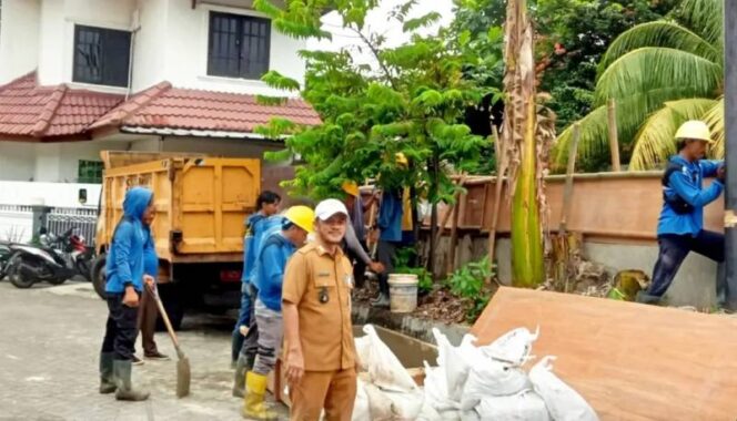 
Antisipasi Banjir, Dinas PUPR Kota Tangerang Rehabilitasi Turap dan Drainase Jebol di Karang Tengah