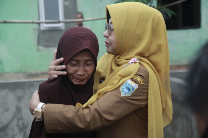 
Bupati Dewi Berikan Bantuan Rumah Layak Huni Untuk Warga Cadasari