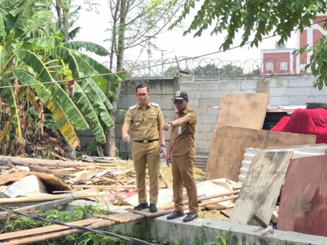 
Ciptakan Kawasan Bersih, Kecamatan Benda Kota Tangerang Tertibkan PKL dan Bangunan Liar Secara Humanis
