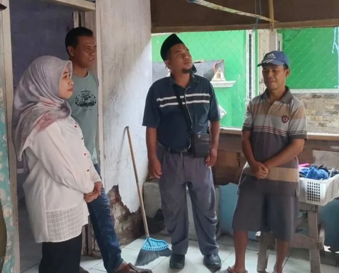 
Atap Rumah Marbot Ambruk, DPRD dan Pemdes Tangerang Turun Tangan Beri Bantuan