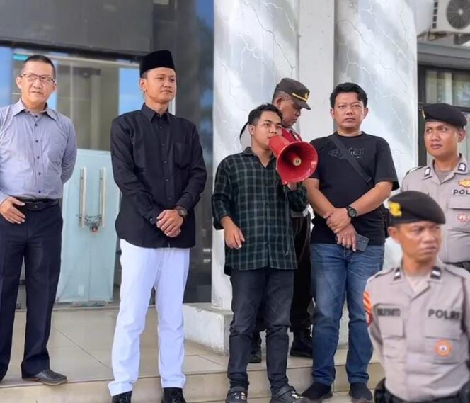 
DPC-GAM Unras Didepan Gedung Setda Pandeglang, Soalkan 115 PJS Kepala Desa