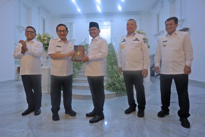 
Dampingi Gubernur Banten, Wali Kota Tangerang Dukung Perpanjangan Rute JakLingko hingga Balaraja