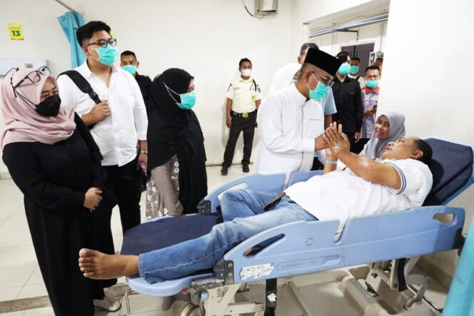 
Gubernur Andrai bersama Istri Sapa Nakes dan Pasien RSUD