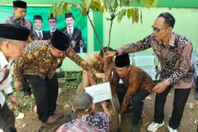 
Kemenag Lebak Tanam 1.500 Pohon Matoa Sambut Hari Bumi, Dukung Gerakan Nasional Pelestarian Lingkungan
